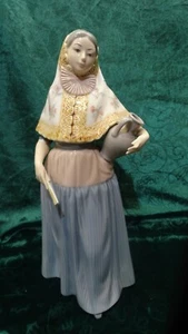 1984 Lladro "Lady from Majorca" Figurine Holding Urn and Fan #5240 - Picture 1 of 10