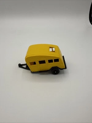 1950'S TOOTSIE TOY HOUSE TRAILER RV PLASTIC W/ METAL FRAME 3" CHICAGO Yellow - Image 1 of 4