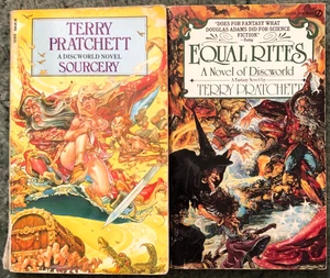 Terry Pratchett Bücher, Sourcery & Equal Rites, Scheibenwelt Romane - Bild 1 von 6
