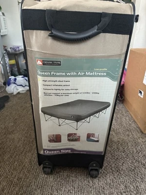 Marco de cama plegable de acero y colchón de aire para camping Ozark Trail Queen Foto 1 de 2