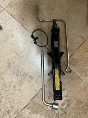 Juego de gatos de neumáticos Scion XD 2004-2006 2009-2012 con herramientas OEM Foto 1 de 4