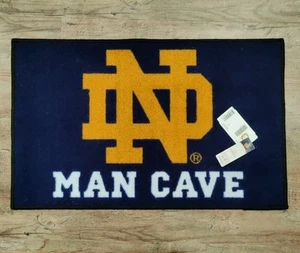 Alfombra de acento Notre Dame Fighting Irish Man Cave Mat - 18 pulgadas x 29 pulgadas. - Imagen 1 de 3