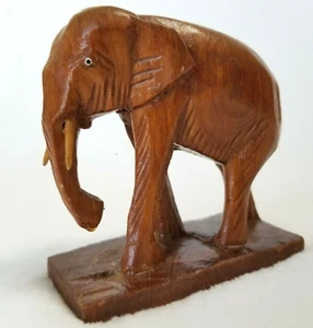 Vintage kleiner hölzerner Elefant mit Stoßzähnen handgeschnitzt in die Basis 3,5 Zoll hoch SCHÖN! - Bild 1 von 10