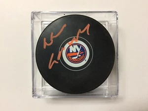 Disco de hockey firmado por Lou Lamoriello de los New York Islanders autografiado a - Imagen 1 de 1