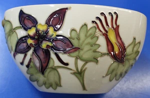 RARE SIGNED Vintage Moorcroft Floral Bowl 6.5" Across Ivory Pottery Mint Cond.! - Picture 1 of 3