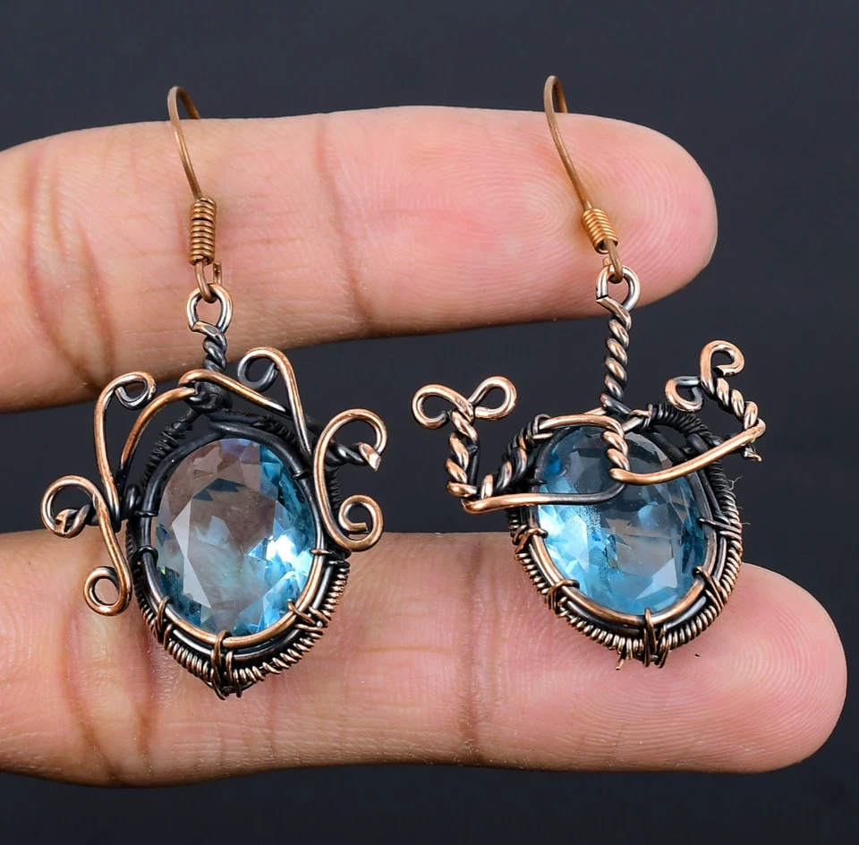Hermosos pendientes de joyería hechos a mano con piedras preciosas de topacio azul envoltura de alambre de cobre Foto 1 de 4