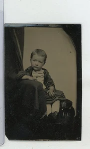 Kind sitzend auf Stuhlkante Farbtyp Ferrotype - Bild 1 von 2