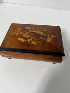Joyero de música con incrustaciones de madera con patas Mayflower Sorrento Love Story Italia De colección - Imagen 1 de 5