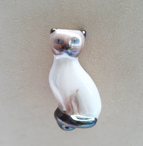 Vintage Avon süße Siamkatze Anstecknadel Keramik mit irisierender Glasur blaue Augen signiert - Bild 1 von 6