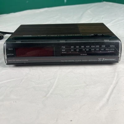 Radio reloj digital despertador Emerson RED 5521A AM FM madera grano funciona de colección usado en excelente estado Foto 1 de 4