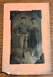 Antica foto in tinta del 1800 2 uomini minatori con pala attrezzi carbone o oro miniera? - Foto 1 di 7