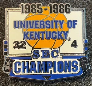PIN CONMEMORATIVO DE CAMPEONES REGULARES DE LA UNIVERSIDAD DE KENTUCKY WILDCATS 1985-86 SEG - Imagen 1 de 1
