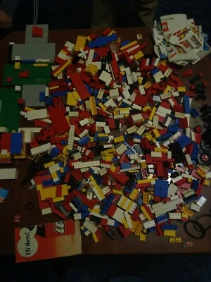 LEGO 1975 booklets and a lot of lego pieces from the 70s - Image 1 of 4