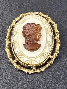 Vintage 1960er Kamee Brosche goldfarben Metall Mid Century Anstecknadel Anhänger viktorianische Dame H9 - Bild 1 von 10