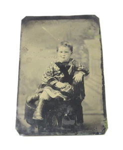 Regal Junger Junge Tintype Foto c1860er schottische Robe Stiefel halbe Platte gekreuzte Beine - Bild 1 von 3