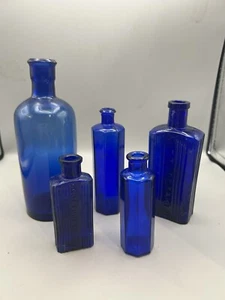 NICE GROUP OF GENUINE ANTIQUE VICTORIAN / EDWARDIAN BLUE POISON BOTTLES LOT 1 - Foto 1 di 6