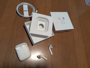 Apple - AirPods with Charging Case (1st Generation) - Used, great cond w box - Photo 1 sur 3
