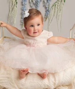 Vestido de encaje con bordes con volantes rosa rubor para ocasiones especiales para bebés y niñas - edades 0-4 - Imagen 1 de 4