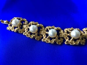 Antique Crown TRIFARI Gold Tone Faux Pearl Chunk Link Panel Textured Bracelet - Picture 1 of 7