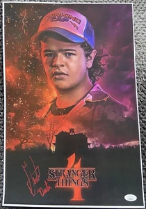 Póster Gaten Matarazzo FIRMADO de Stranger Things 12x18 + Inscripción Dustin JSA Certificado de Autenticidad - Imagen 1 de 4