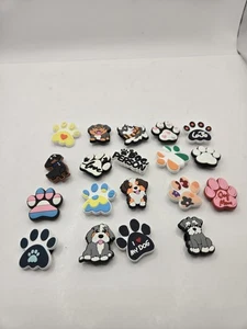Lote de 19 dijes de zapatos de cocodrilo de PVC con estampado de pata de perro. Diseño y colores mixtos. nuevo nev - Imagen 1 de 3