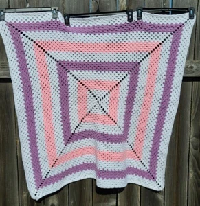 Handgehäkelte Baby Krippe Decke Baby Afghan lila, rosa & weiß 40"x 40" - Bild 1 von 4