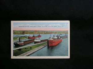 Cartolina d'epoca-Sault Ste Marie - Michigan --Merghi in attesa del loro turno per entrare - Foto 1 di 2