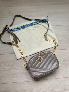 TORY BURCH klassische kleine Leder-Kameratasche taupe Messing gold Kira Chevron 358 $ - Bild 1 von 13