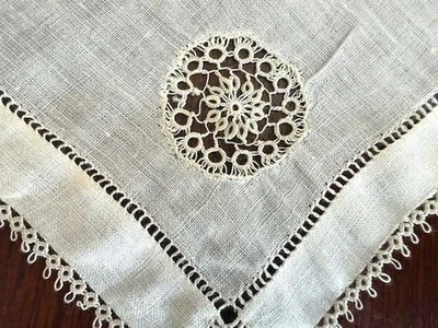 ANTIGUO PAÑUELO VINTAGE AÑOS 20 PEQUEÑO ENCAJE BEIGE BLANCO LINO BORDES TATUADOS Foto 1 de 4