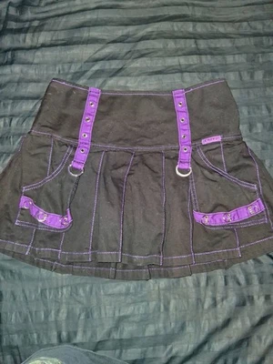 Falda plisada Tripp NYC morada y negra con cadenas y detalles de calavera Foto 1 de 4