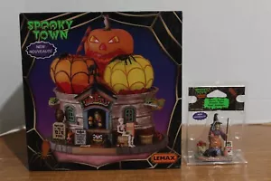 Lemax  Spooky Town 2021 The Bad Apple Shop & Witch With Apples Mint - Picture 1 of 23