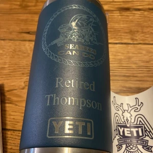 Brandneu Yeti Rambler 20oz Becher Navy Blau Gravur Siehe Foto - Bild 1 von 6