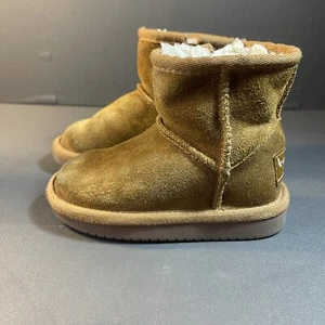 Mini botas Koolaburra de UGG para niñas pequeñas, castaño, talla 5/UE 21 cremallera lateral - Imagen 1 de 8