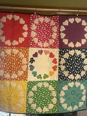 Edredón hecho a mano tamaño arco iris de corazones patrón Foto 1 de 2