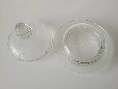 Elegantes zweiteiliges Glasset – Schale und Deckel mit kunstvollem Muster Deko - Bild 1 von 4