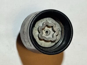 MERCEDES SPERREN RADMUTTER SCHLÜSSEL CODE 8 ORIGINAL MERCEDES TEIL GUTER ZUSTAND - Bild 1 von 4