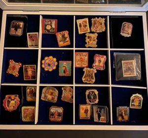 Twentieth Century Fox MBI 2008-09 Shirley Temple Lapel Hat Pin Collection (27) - Bild 1 von 16