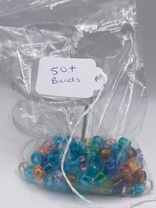 Assortimento perline multicolore arcobaleno vintage 50+ pezzi per capelli/collana artigianali - Foto 1 di 6