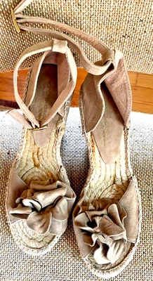 Sandalias Andre Assous de cuña de cuero gamuza Foto 1 de 4