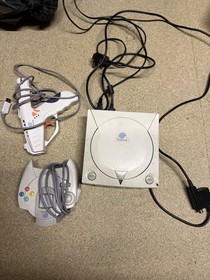 Sega Dreamcast Console with Box, 1Controller, Light Gun, and 1 game 