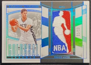 Parche de camiseta 2024-25 Panini National Treasures Colossal Logoman Brook Lopez/10 - Imagen 1 de 2