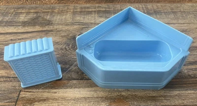 VTG Marx Doll House Furniture Blue Plastic Corner Tub and Hamper Foto 1 de 4