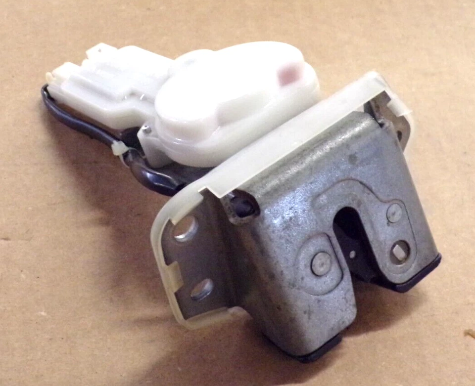 Actuador de pestillo de puerta levadiza Suzuki SX4 2007-2013 Foto 1 de 4