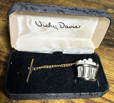 Vicky Davis Designer Pin Back Golf Ball Basket full of Balls Tie Tack in Box Foto 1 de 4