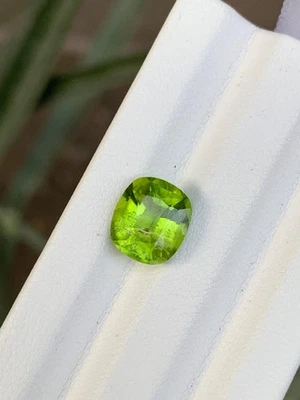 Piedra preciosa suelta paquistaní natural corte cojín peridoto verde de 2,70 quilates Foto 1 de 4