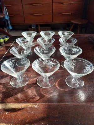 12 COUPES A CHAMPAGNE ANCIENNES ART DECO CONIQUE EN VERRE DECOR DE FLEURS JOLIES - Photo 1/4