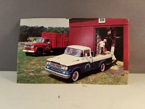 Vintage 1960 Dodge Sweptline und D-500 Rungenwagen Postkarte Händlerkarte - Bild 1 von 2