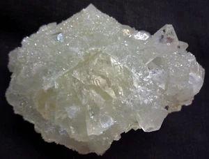 CRISTALES DE APOFILITA PUNTIAGUDOS SOBRE REVESTIMIENTO DE CORAL CALCEDONIA CUBO DE CALCITA - Imagen 1 de 5