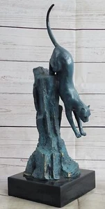 Dinámica y realista: estatua de puma de bronce de Milo a mitad de salto sobre base de mármol - Imagen 1 de 10
