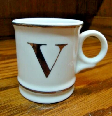 WILLIAMS SONOMA Blanco con Letra Dorada 'V' Inicial Taza Espresso Taza Porcelana C29 Foto 1 de 3